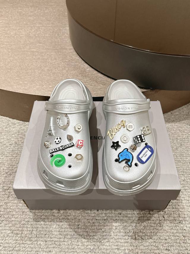 Factory-Direct Men's 10, Balenciaga Spring/Summer Latest Couple's Hole-Patterned