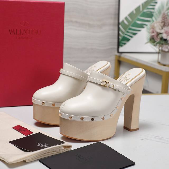 Valentino Paris Fashion Week Spring/Summer Runway Edition New Valentino High-Hee