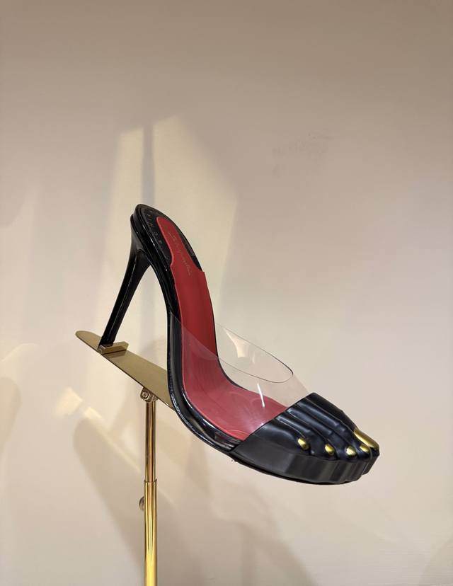 A Beauty That Doesn't Belong To This World. Schiaparelli Golden Elf Golden Toe H