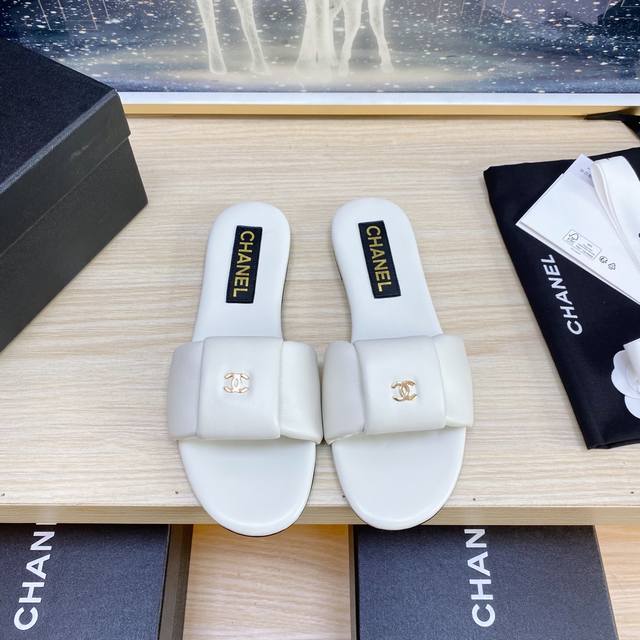 Factory-Made Chanel-Style Ultra-Comfortable Bread-Shaped Slippers With Gold Logo