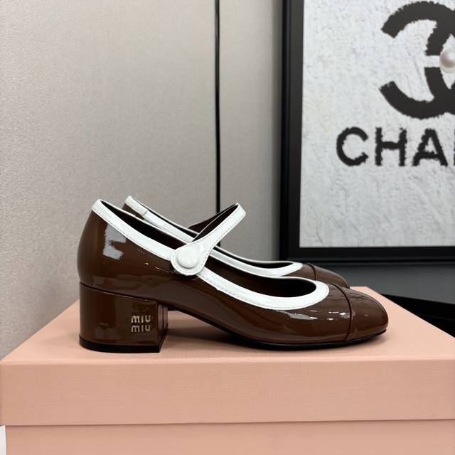Miu Miu 2025 Early Spring New Arrival Button-Knit Chunky Heel Mary Jane Shoes. T