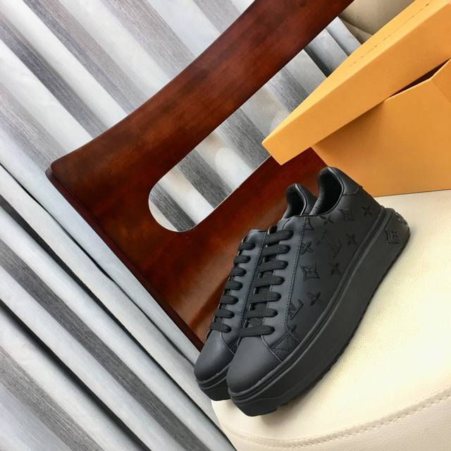 New Arrival Louis Vuitton Lv White Sneakers, The Hottest Embroidered Casual Shoe