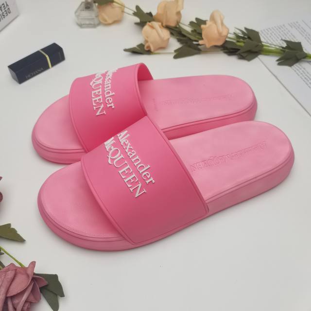 Mcqueen Mcqueen's Latest Thick-Soled Slip-On Sandals. The Unique Design Adds A T