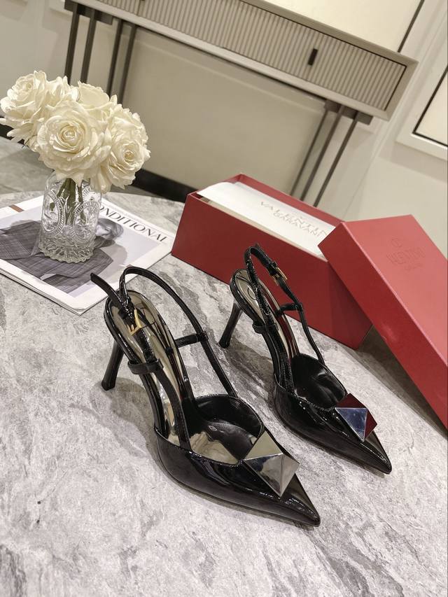 Top-Tier Version Valentino Fall/Winter New Women's 6-Color Single Shoes. Unique