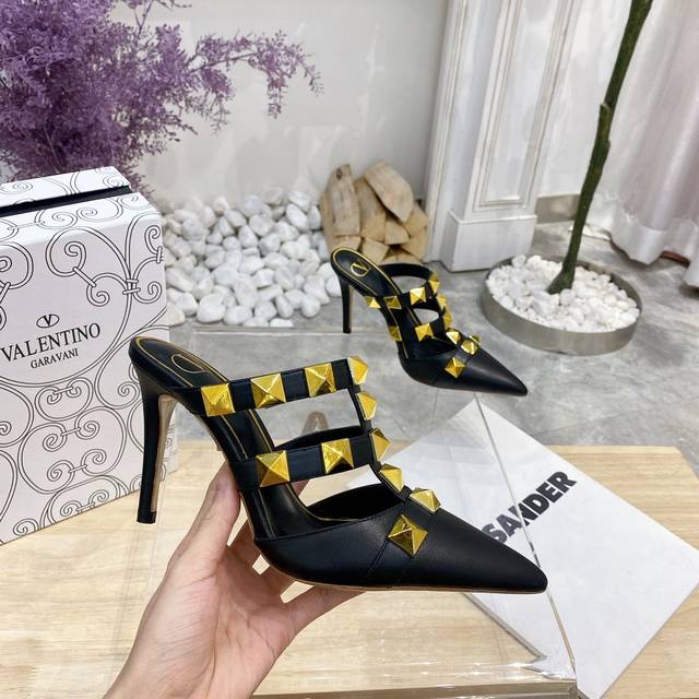 Valentino Spring/Summer New Arrival Studded Shoes New Release Latest Golden Larg