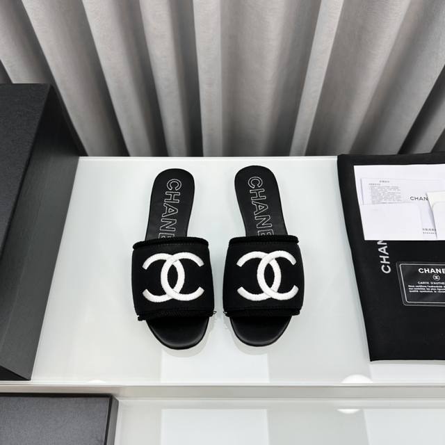 21P Early Autumn's Hottest Flip-Flops. The Boutique Is Literally Selling Out Fas