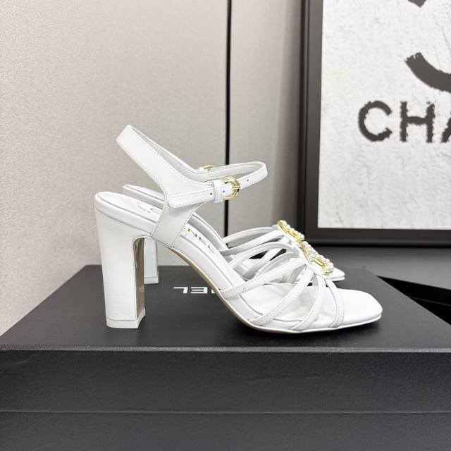 24P The Hottest Sandals Of Early Autumn. The Stores Are Practically Sold Out. Po