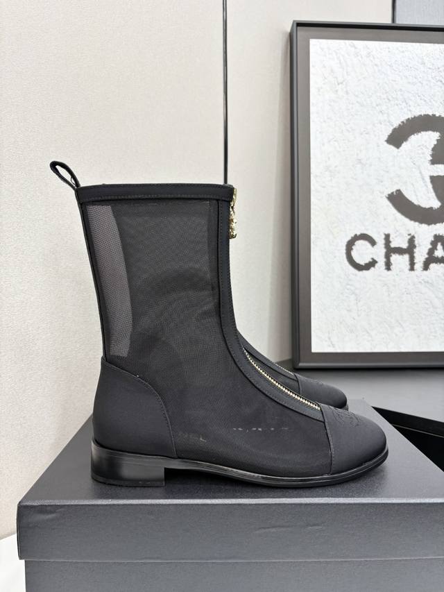 2025 Many Celebrities And Influencers Are Wearing These Cool Boots. This Versati