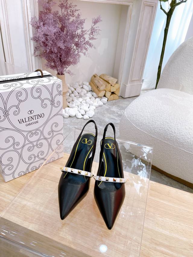 Valentino. Valentino Flagship Store Latest Collection, Perfect Details, Eye-Catc