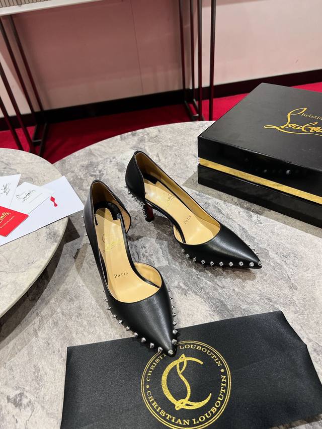 Side-Cut Single Shoe W. Crafted From Black Calf Leather, This Shoe Features A Mo