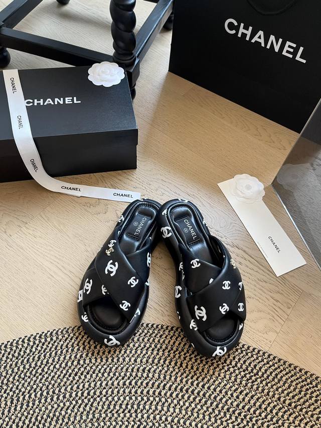 Chanel Early Spring New Arrival Cross-Strap Sandals This Season's Chunky Sandals