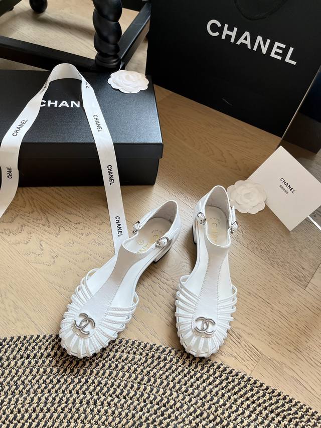 Chanel Vintage-Inspired Woven Sandals. Upper: Cowhide Leather. Lining: Sheepskin