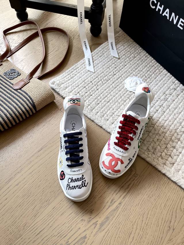 Chanel X Pharrell Williams Collaboration Classic Graffiti White Sneakers! Top-Ti