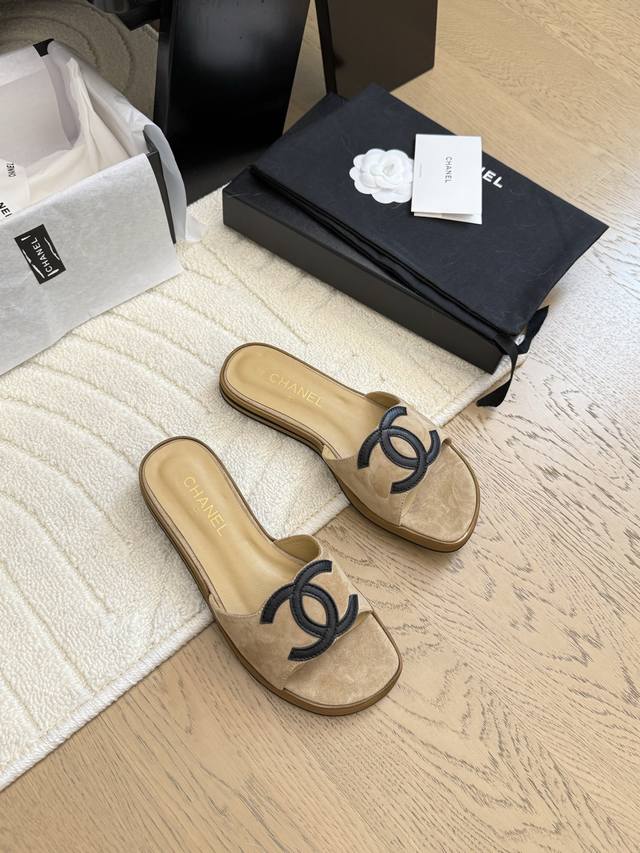 Chanel 25P Spring/Summer New Arrival Double C Slippers. Suede Upper, Sheepskin L