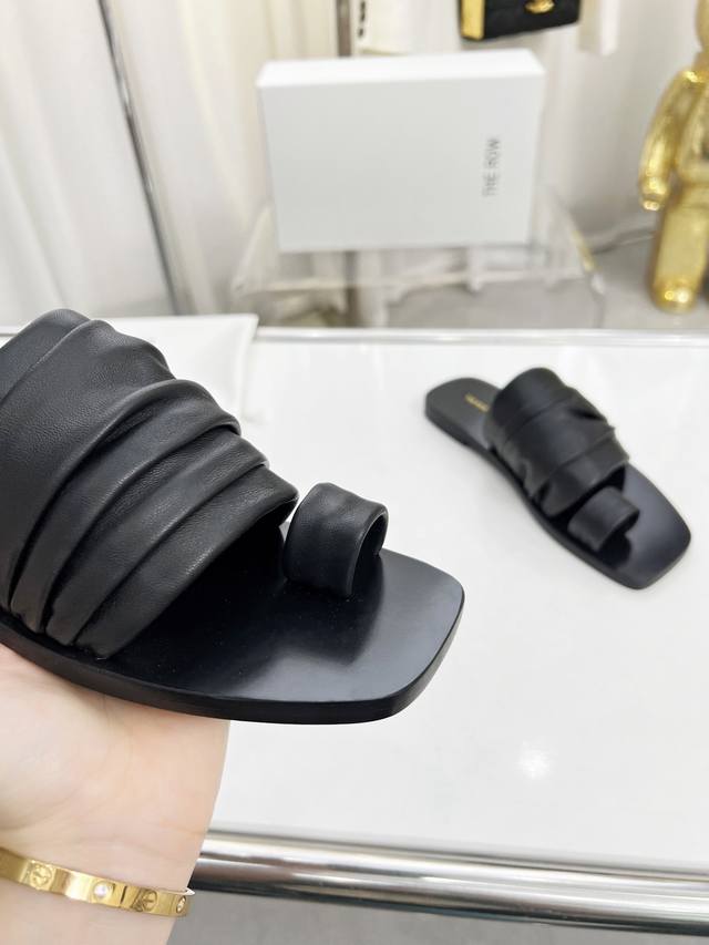 The Row Ultra-Soft Lambskin Summer Sandals And Slippers A Must-Have For Summer.