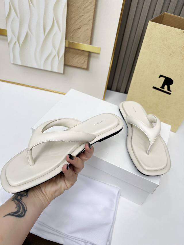 High-Quality Factory-Direct The Row 25Ss Flat Sandals, Thong-Style Flip-Flops. T