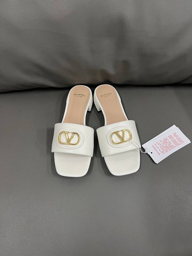 Premium Replica Va*Le*Tino Hua*Tian*Early Spring New V-Buckle Flat Sandals, Auth