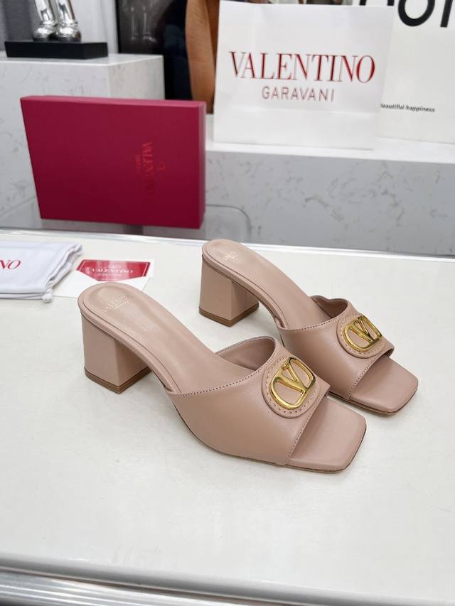 Valentino 2025 Spring/Summer Bestseller Beach Travel Slippers. The Shoe Features