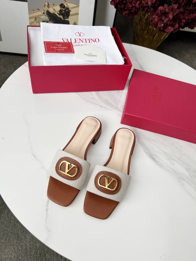 Valentino 2025 Spring/Summer Bestselling Beach Travel Sandals. Large V-Shaped Lo
