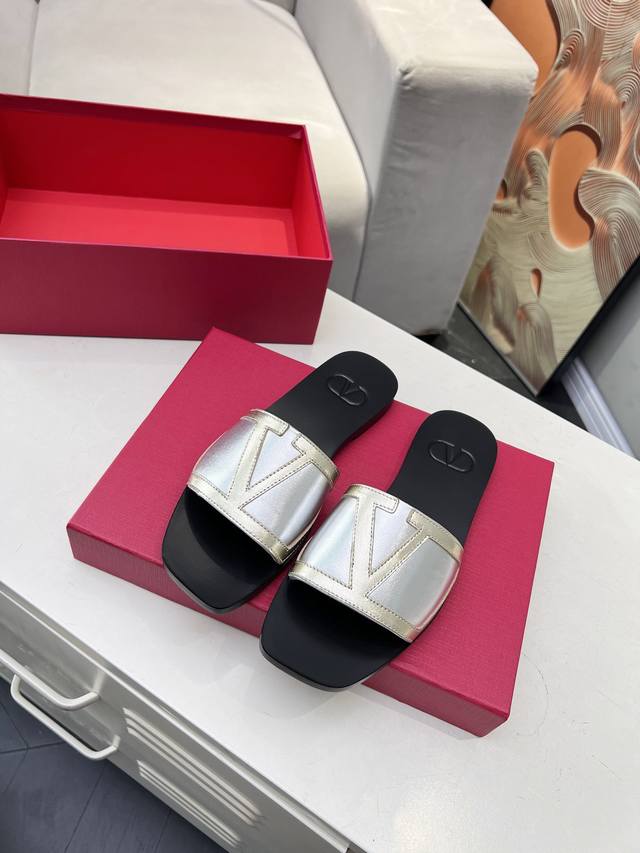 Valentino 2025 Early Spring New Runway Style. Large V-Shaped Logo Design, Sole M