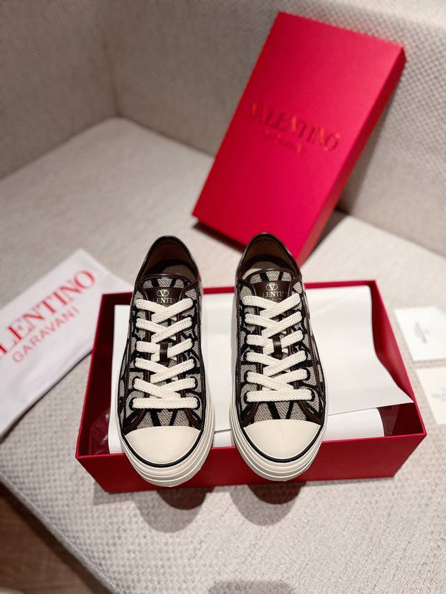 Valentino Spring/Summer New Arrival V-Logo Casual Shoes, Featuring A Shoe Upper