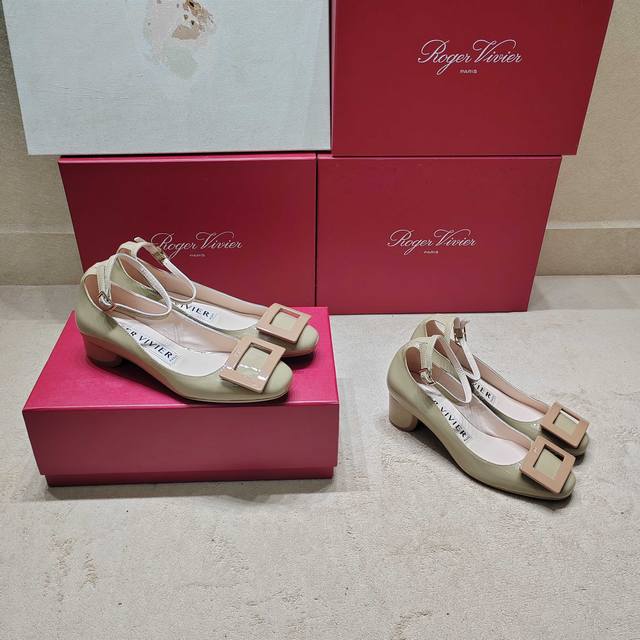 New Arrival At The Counter: Lacquered Leather Round-Toe Single-Strap Shoes Serie