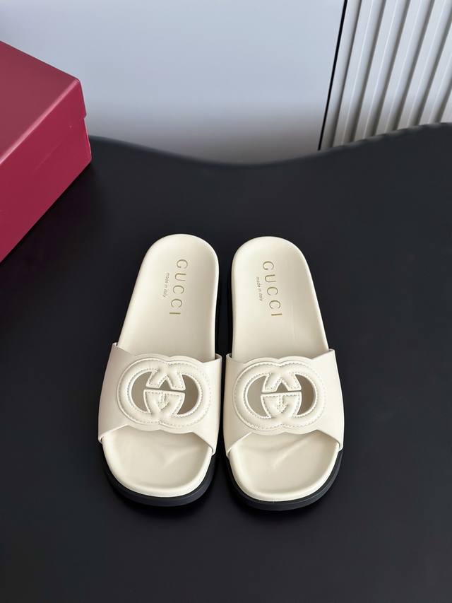 Gucc*25 New Double G Perforated Beach Sandals The Design Draws Inspiration From