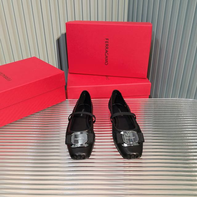 Ferragamo Ballet Lace Flat Shoes Fam's Highly Exposed Ballet Shoes This Season!