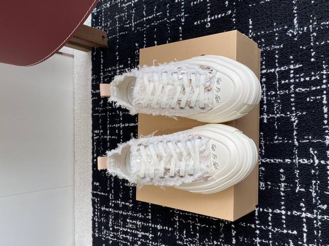Dongguan Premium Grade: The Shoe Tip Has A Color-Changing Effect Under Sunlight.