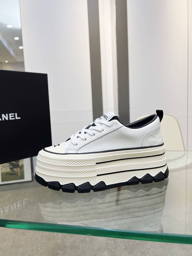 Chanel Thick-Soled Cookie Shoes New Retro Canvas Series, Exuding A Relaxed Vibe,