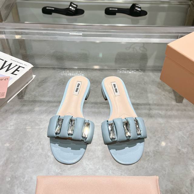 Miu Miu 2025 Spring/Summer New Diamond-Studded Flat Sandals. Perfect For Both Sw