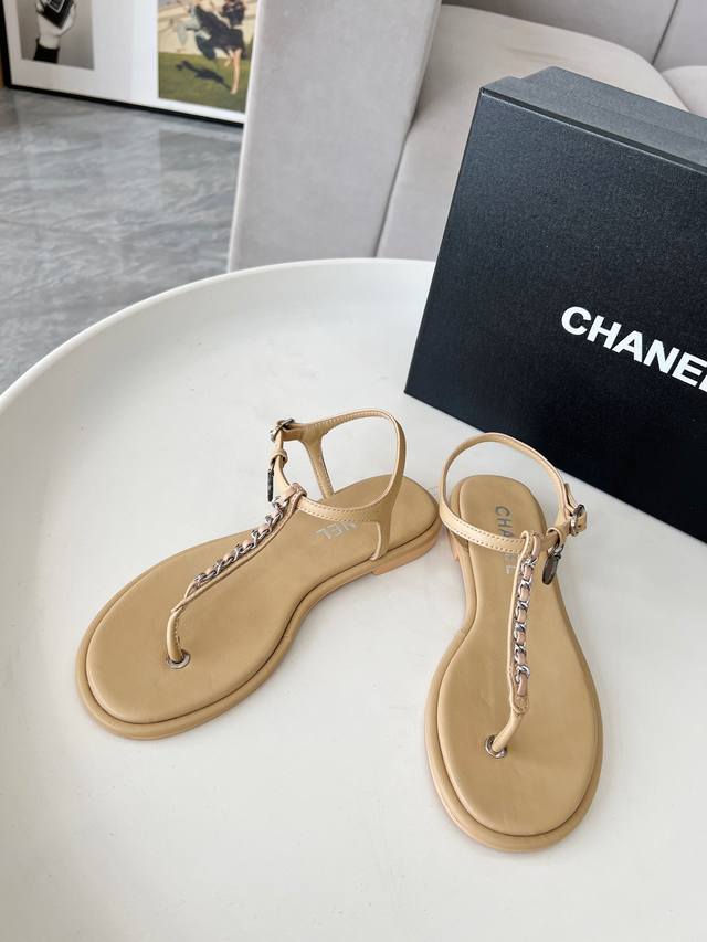 Chanel 2025 New Classic Thong Sandals. Authentic 1:1 Molded Logo Exudes Lasting