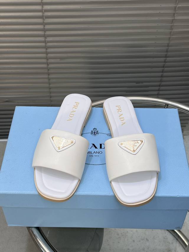 Prada New Triangle Sheepskin Sandals!This Year's Trendy Series, A Must-Have For