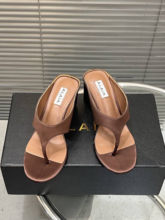 Factory Alaia Cube Heel Satin Mule Sandals With Toe Straps And High Heels. Upper