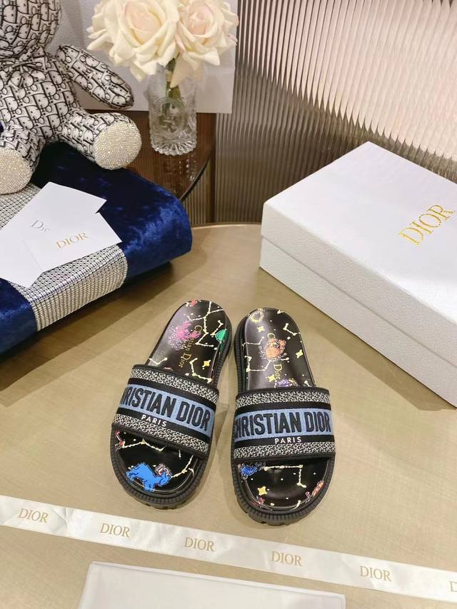 Dir Latest Color Classic Slippers, With A Three-Dimensional Embroidered Design F