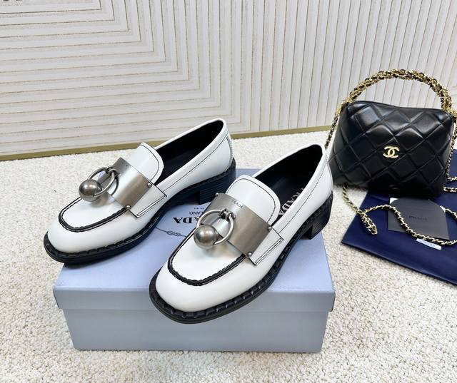 Prada 2025 Early Spring Latest Runway Style P-Style Cowhide Round-Toe Loafers Th