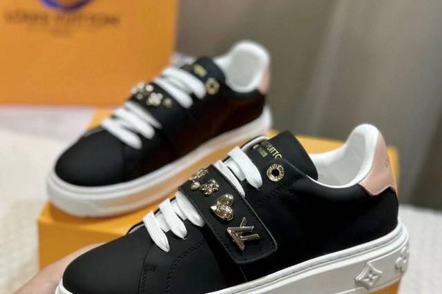 Flash Sale Price: New Louis Vuitton Women's Shoes White Leather Velcro Metal Buc