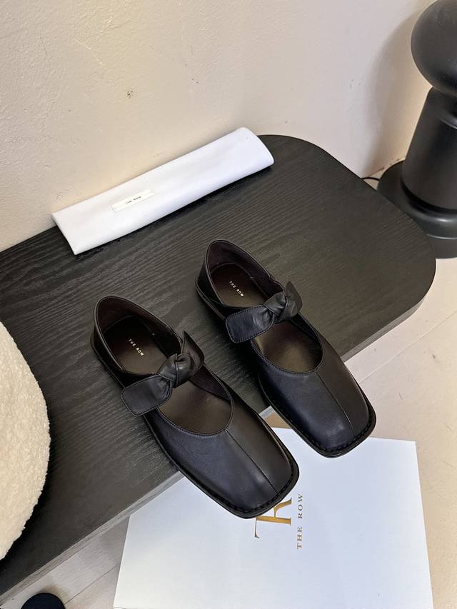The Row 2025 Spring/Summer New Arrival Square-Toe Single-Strap Flats! The Design