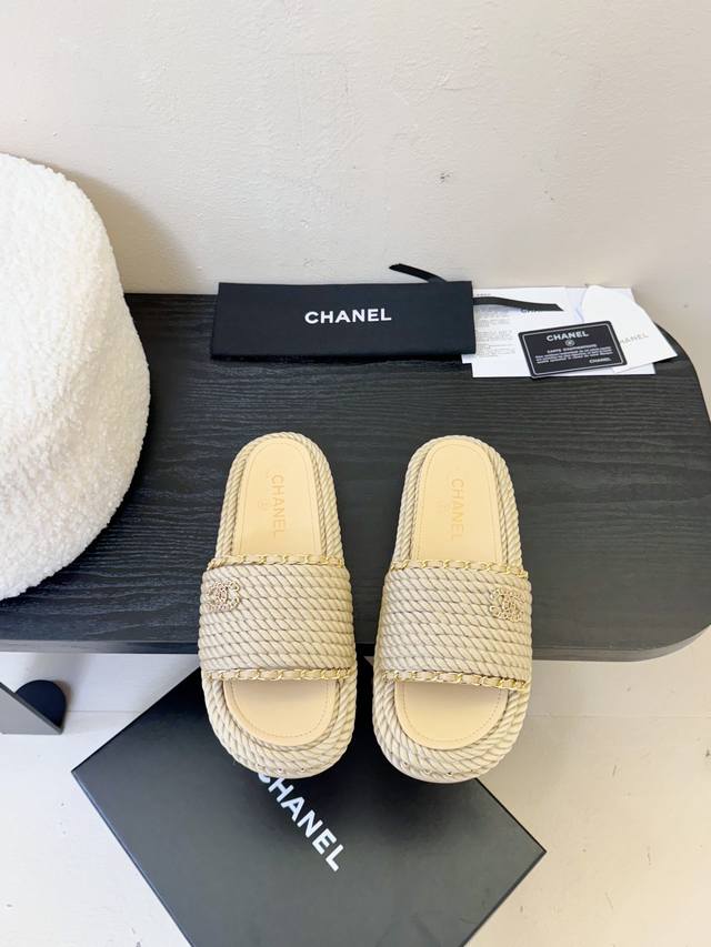 Chanel Early Spring New Arrival Double C Embroidered Flat Strappy Sandals Origin