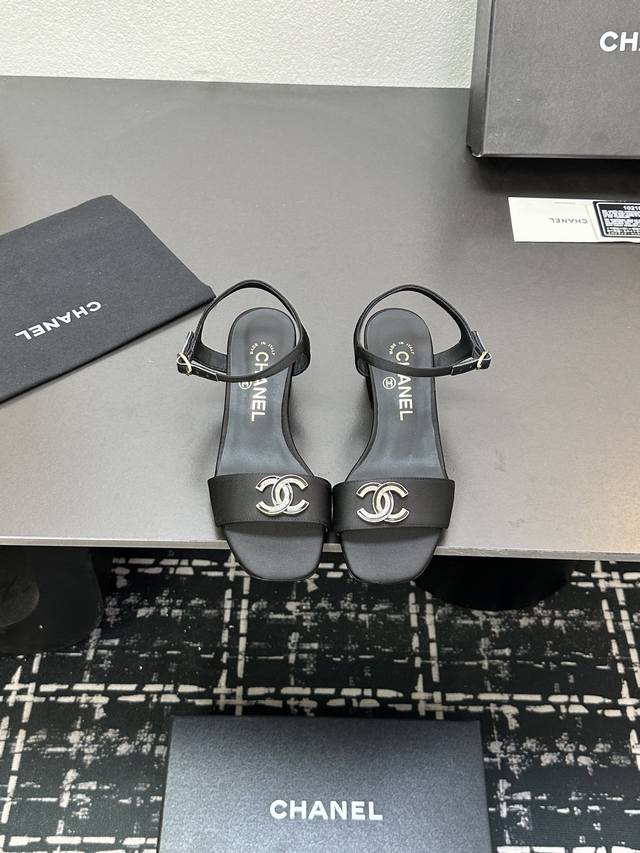 2025 Ss Chanel C-Shaped Heel Sandals, Featuring The Iconic Double C Buckle For A