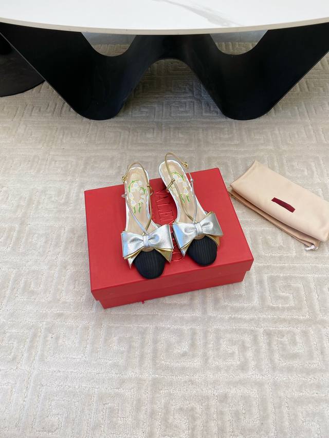 Valentino Classic 2025 Spring/Summer Vlogo Signature Bow Round-Toe Single-Strap