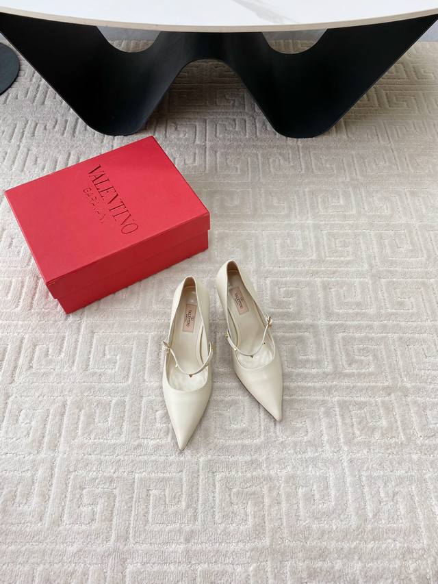 Factory-Direct Valentino Classic Summer V-Logo Signature Flat Pointed-Toe Single