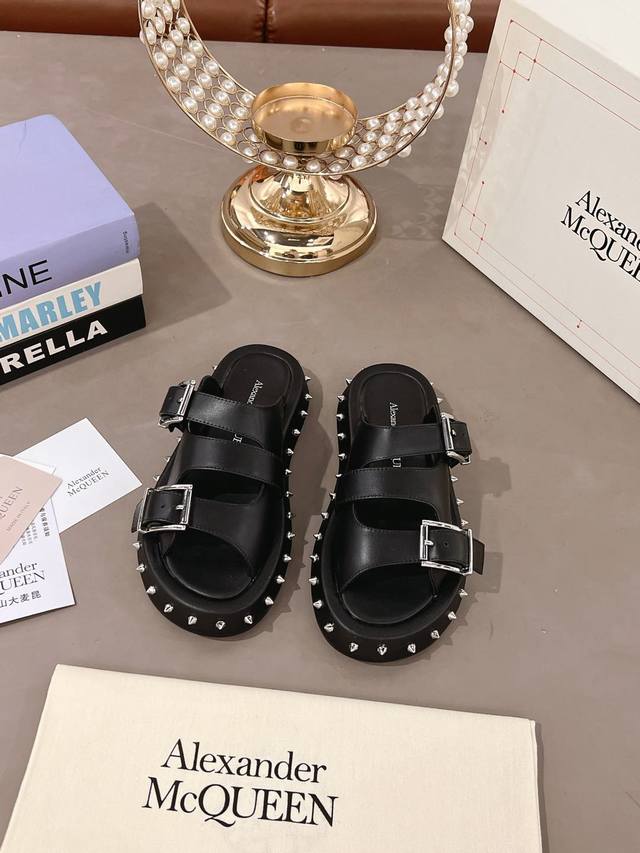 2025 Spring New Arrival Mcqueen Mcqueen Studded Punk-Style Thick-Soled Sandals.