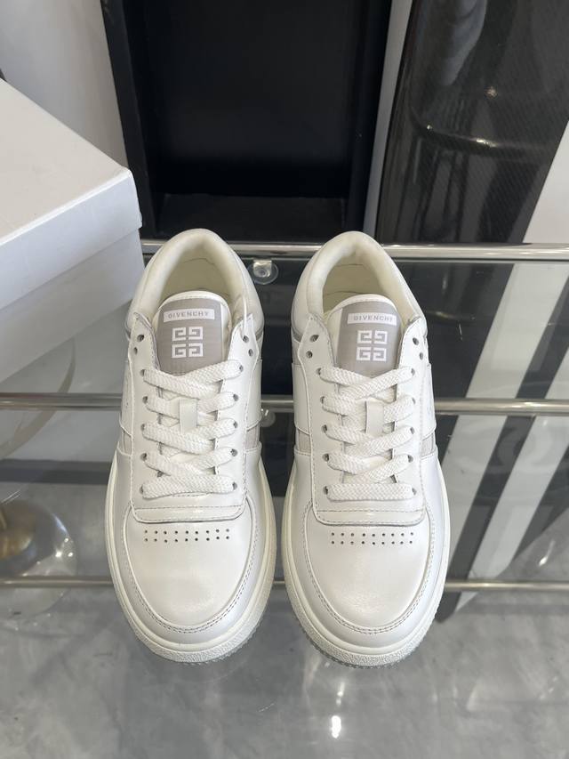 Premium-Quality Givenchy 2025 Spring/Summer New White Sneakers. The Entire Shoe