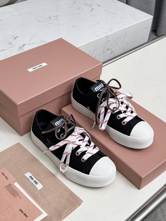 Miu Miu 2025 Latest Runway Design, Classic Upgrade. Combines Comfort And Fashion