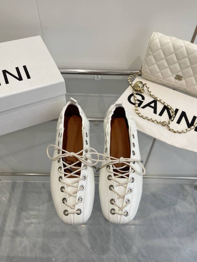 Ganni 25Ss Spring/Summer Runway New Arrival Round-Toe Leather Strap Grommet Ball