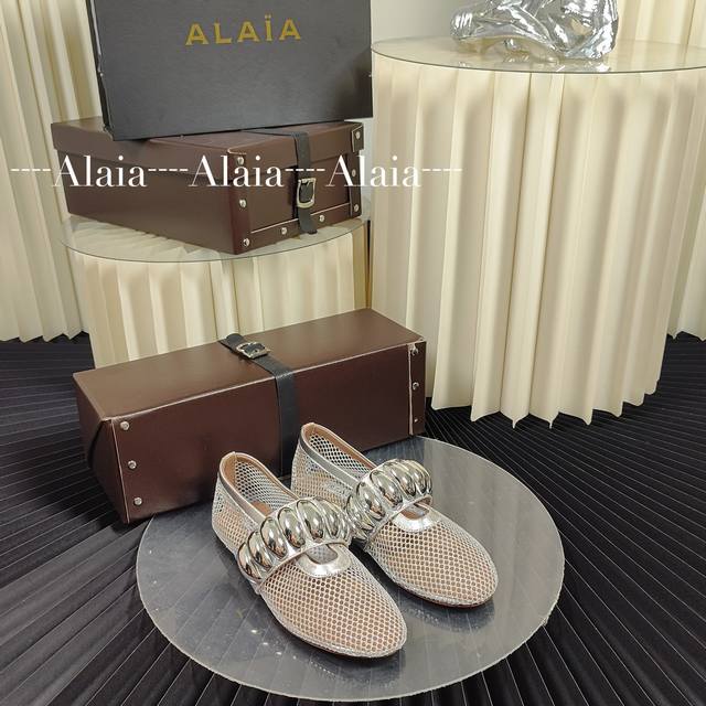 Alaia Exclusive New Arrival Alaia 24Ss Runway-Inspired Flat Ballet Shoes. The Ho