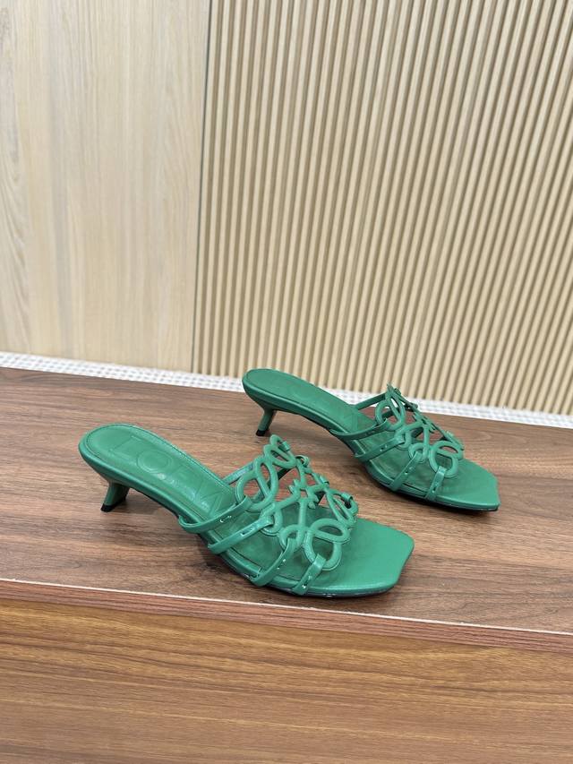 Loewe 25 New Slides: These Slides Are Absolutely Magical When Worn! The Creamy W