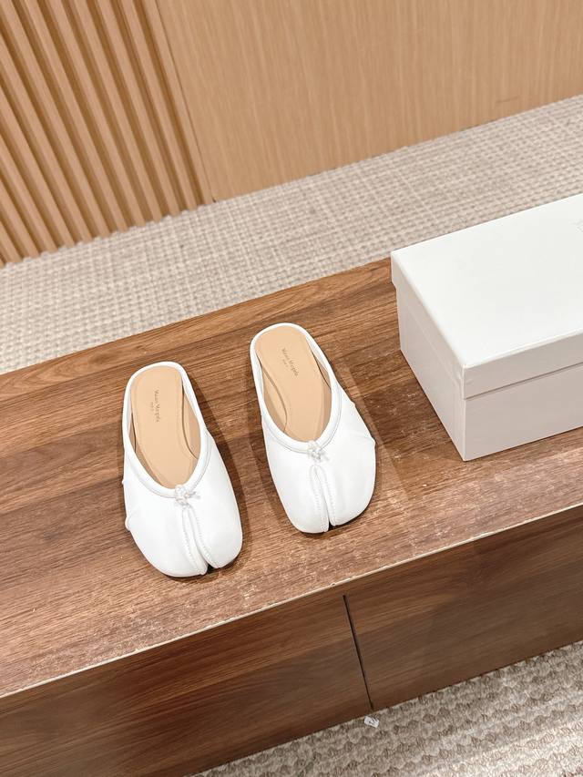 Margiela Wrinkled Split-Toe Shoe Tabi Split-Toe Ballet Lace-Up Sandal Margiela's
