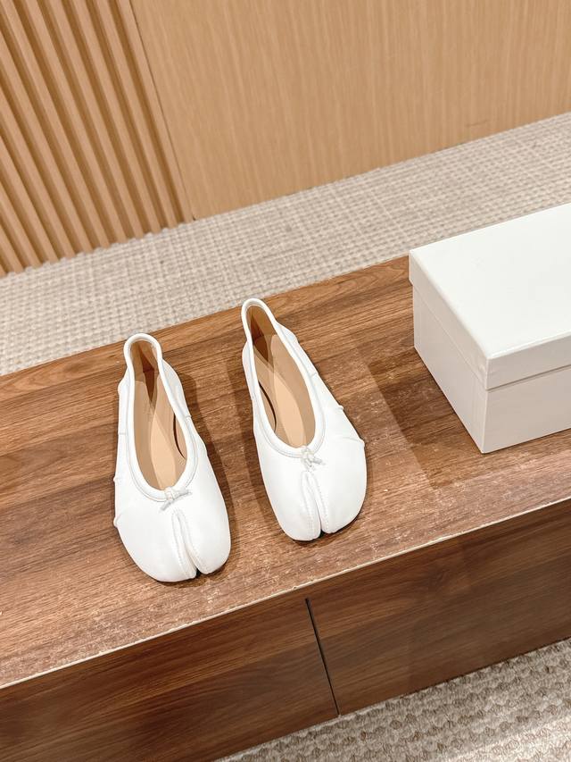 Margiela Wrinkled Split-Toe Shoe Tabi Split-Toe Ballet Lace-Up Sandal Margiela's